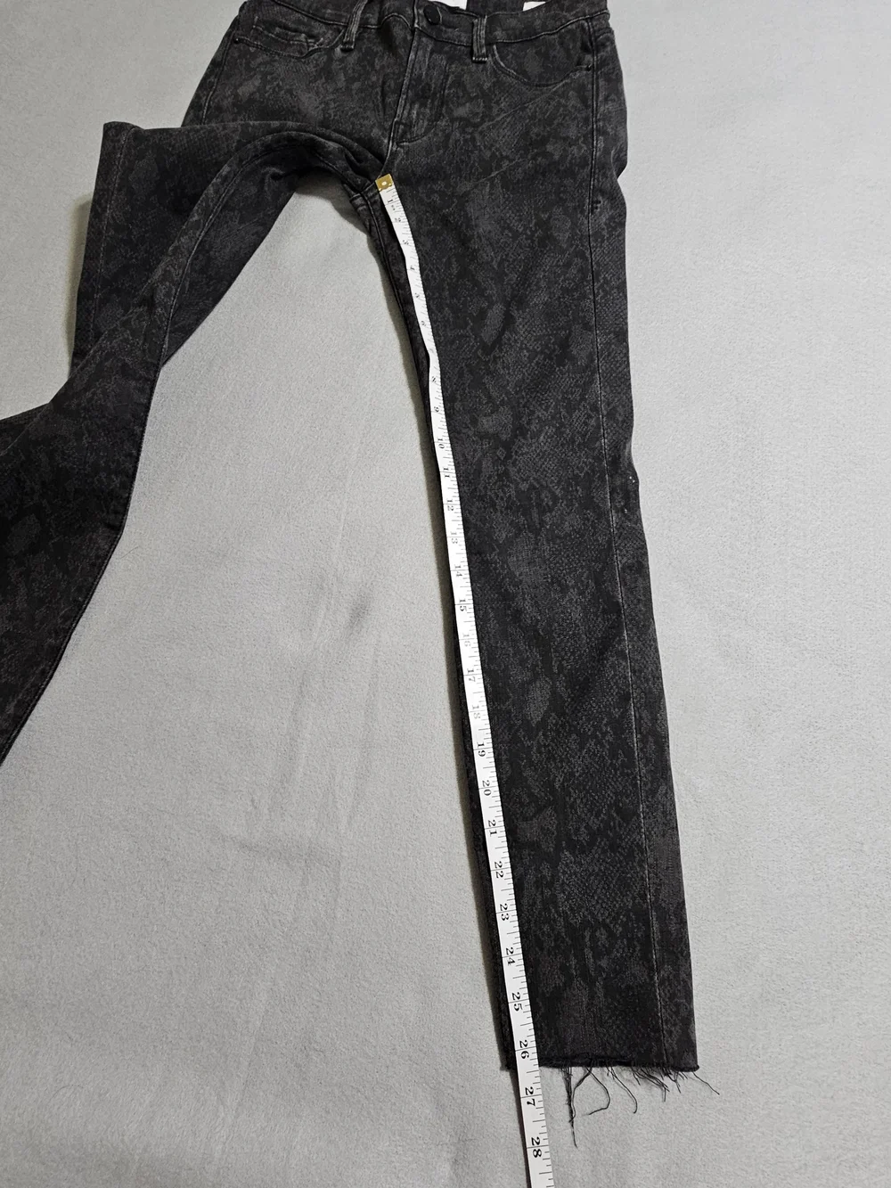 FRAME Le Skinny de Jeanne Python Print Jeans Gray Raw Hem Women's Size 27 EUC - Picture 10 of 11